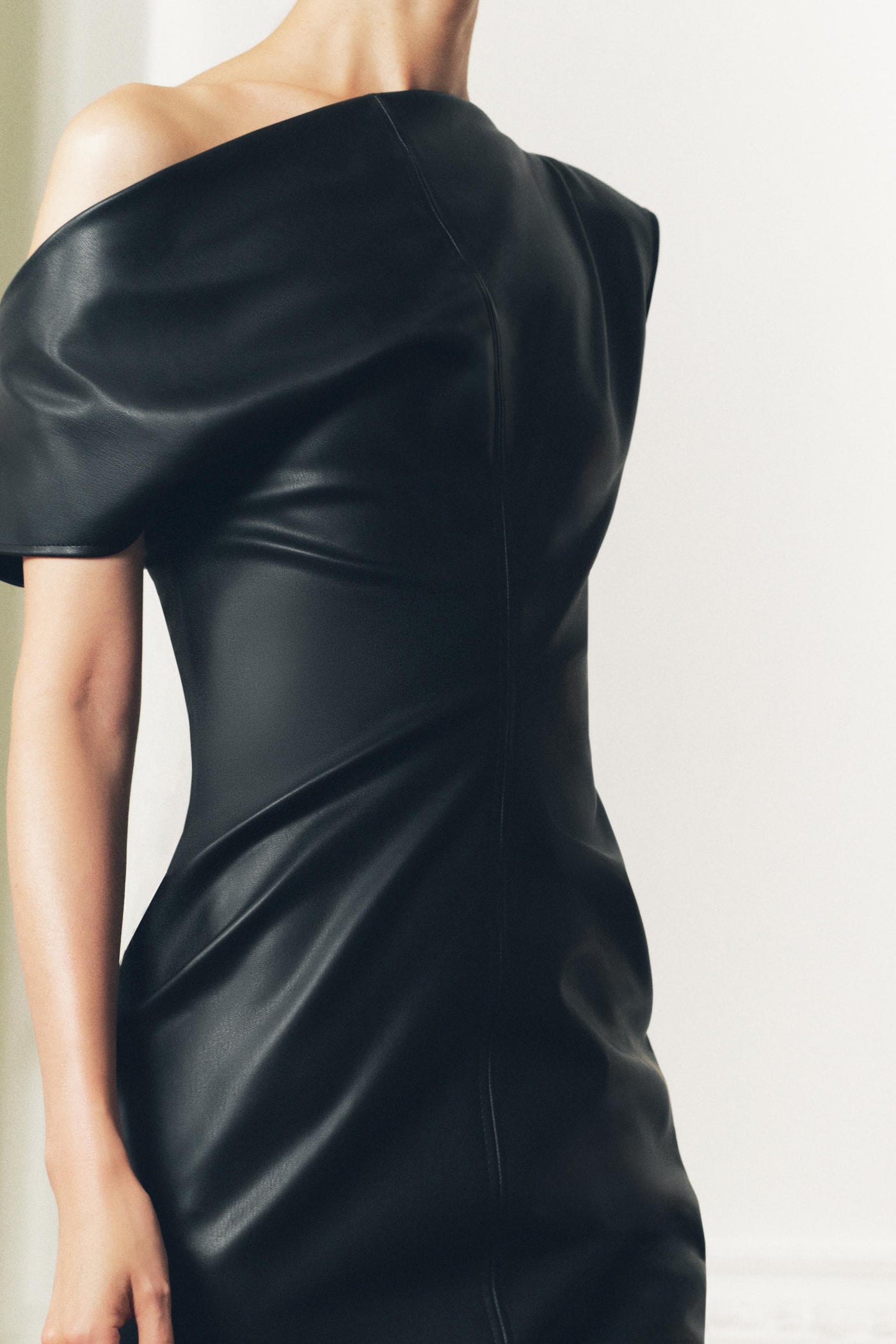 NoirDrape Faux | Midi Kleid