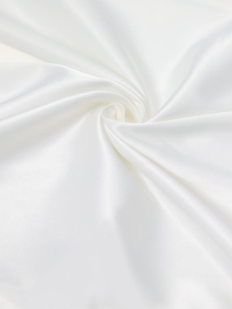 Pearl Embrace | Strapless Satin Midi-Kleid mit Perlendetail