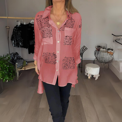 Callista™ | Button-Up Hemd mit Handgeschriebener Schrift