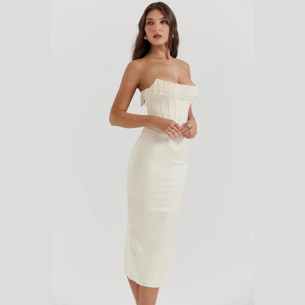 Pearl Embrace | Strapless Satin Midi Kleid mit Perlendetail