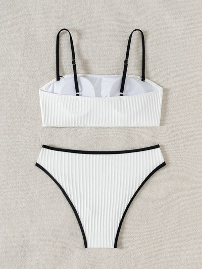Elverra | Weißes Rippstrick-Bikini mit schwarzen Biesen & High Waist Slip