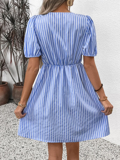 Bloomie | Verspieltes Wickelkleid mit Puffärmeln – Süß, Lässig & Sommerlich