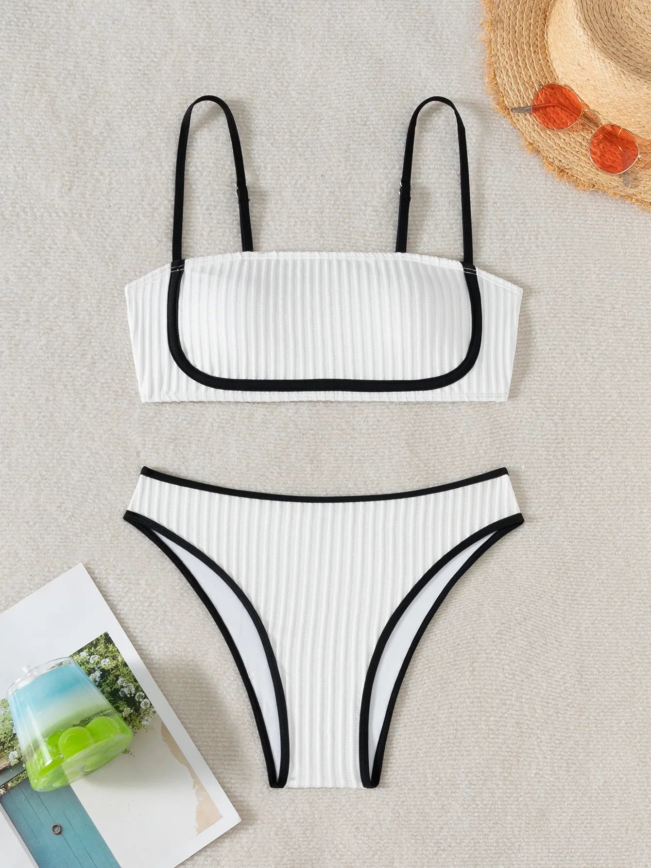 Elverra | Weißes Rippstrick-Bikini mit schwarzen Biesen & High Waist Slip