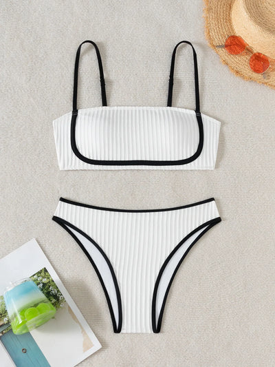 Elverra | Weißes Rippstrick-Bikini mit schwarzen Biesen & High Waist Slip
