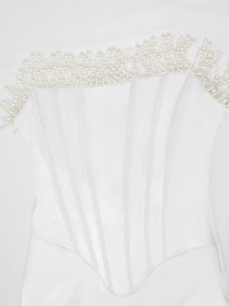 Pearl Embrace | Strapless Satin Midi-Kleid mit Perlendetail