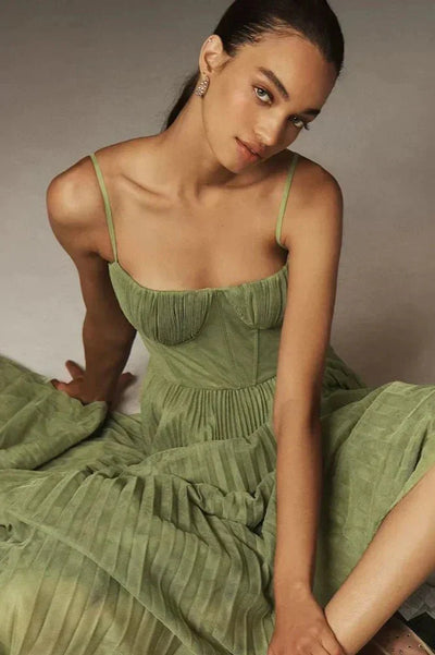 Sorelia | Plissierte Bustier Kleid in Moosgrün mit feinen Spaghetti-Trägern