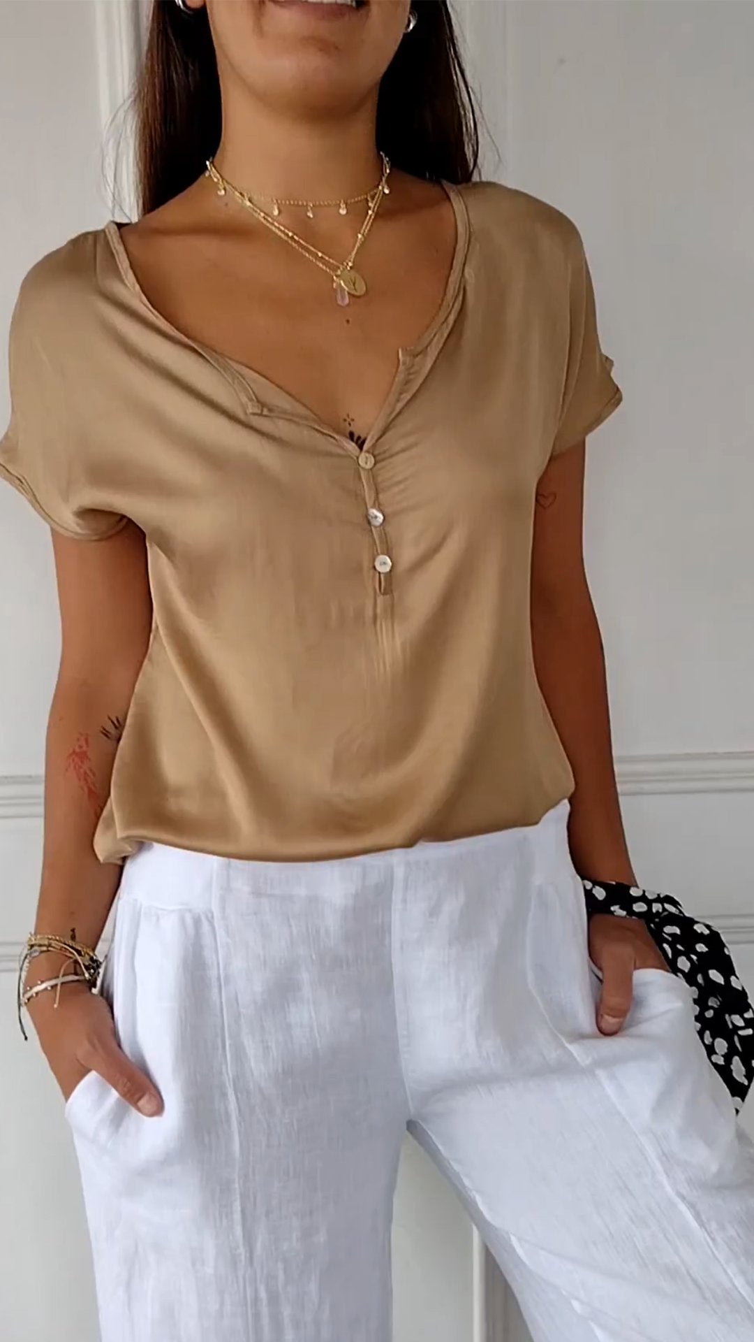 Marisa™ | T-Shirt mit V-Ausschnitt in lässiger Eleganz