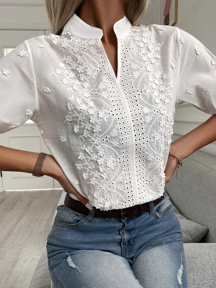 Le Soleil Blanc | Romantische Broderie Bluse mit Kragendetail
