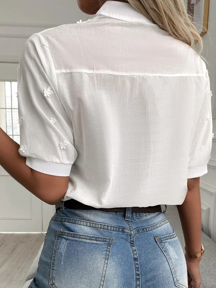 Le Soleil Blanc | Romantische Broderie Bluse mit Kragendetail